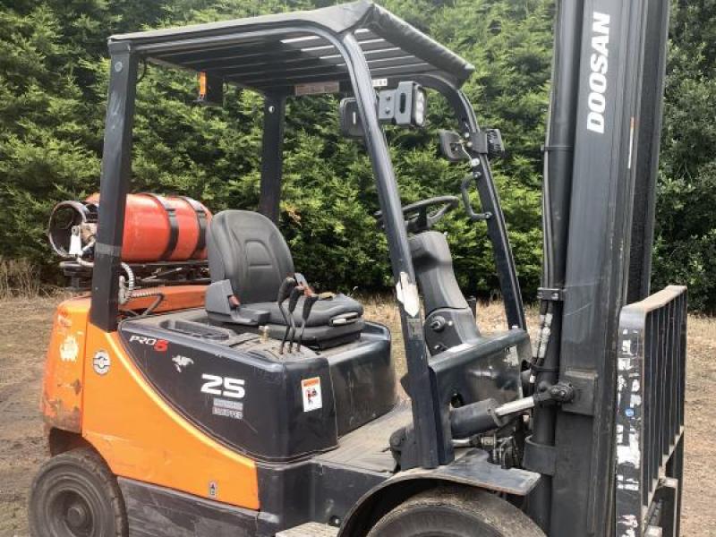 Doosan G25E-5