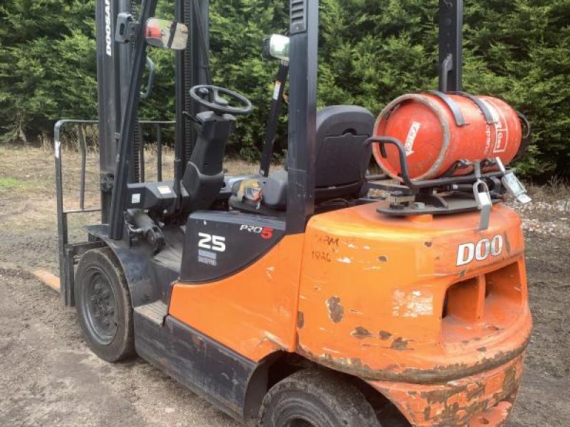 Doosan G25E-5